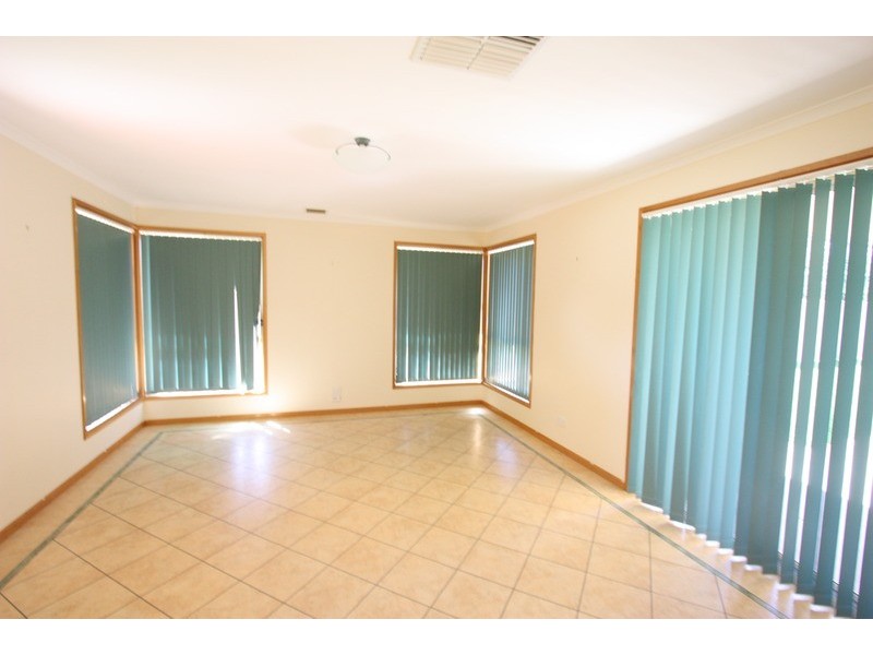 32 Lake Street, Lake Albert NSW 2650