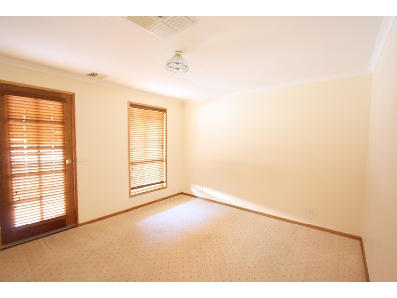 32 Lake Street, Lake Albert NSW 2650