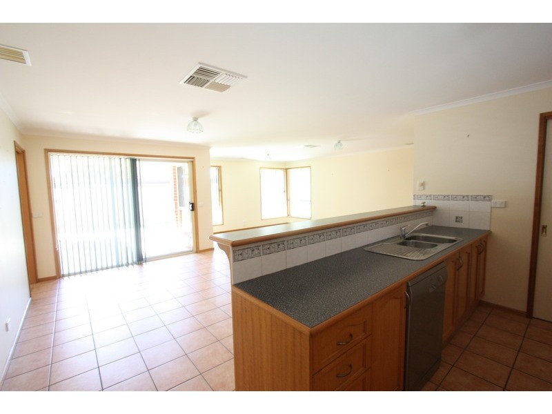 32 Lake Street, Lake Albert NSW 2650