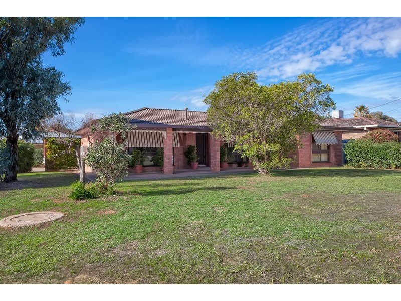 37 Gregory  Crescent, Lake Albert NSW 2650