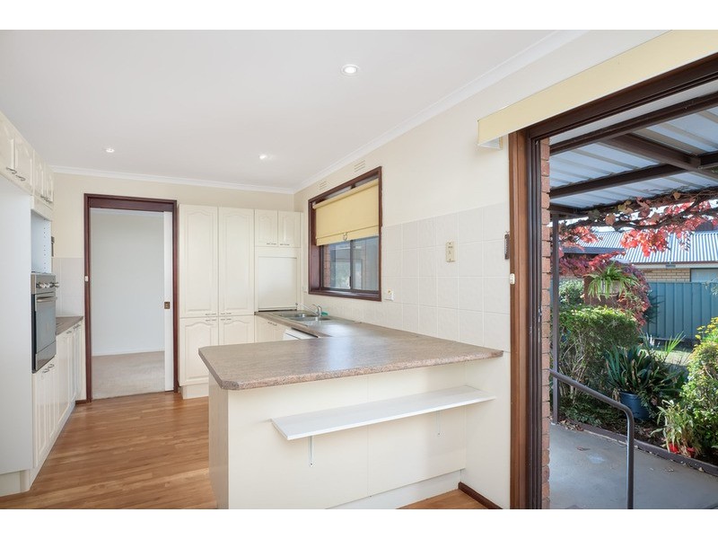 37 Gregory  Crescent, Lake Albert NSW 2650