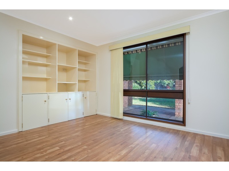 37 Gregory  Crescent, Lake Albert NSW 2650