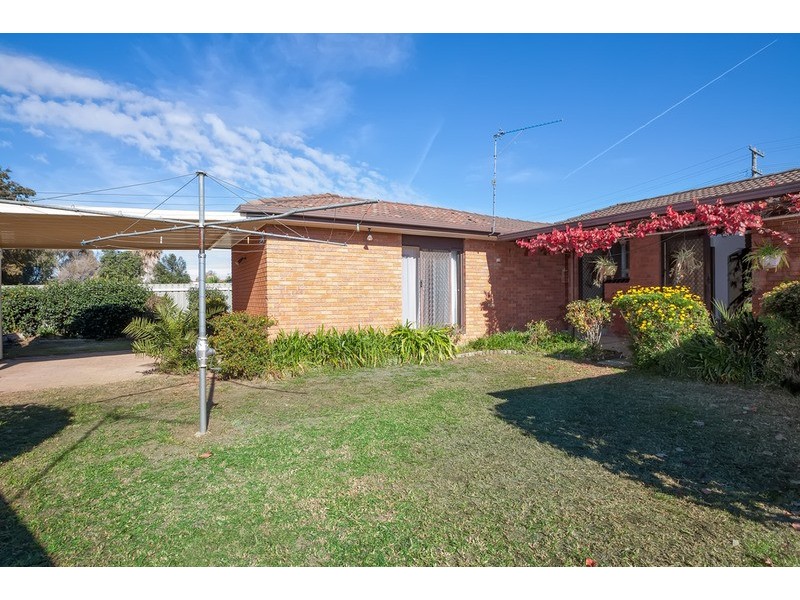 37 Gregory  Crescent, Lake Albert NSW 2650