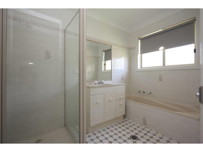 2/8 Malebo Place, Wagga Wagga NSW 2650