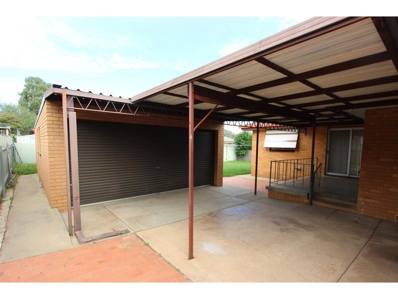 4 Fraser Street, Mount Austin NSW 2650