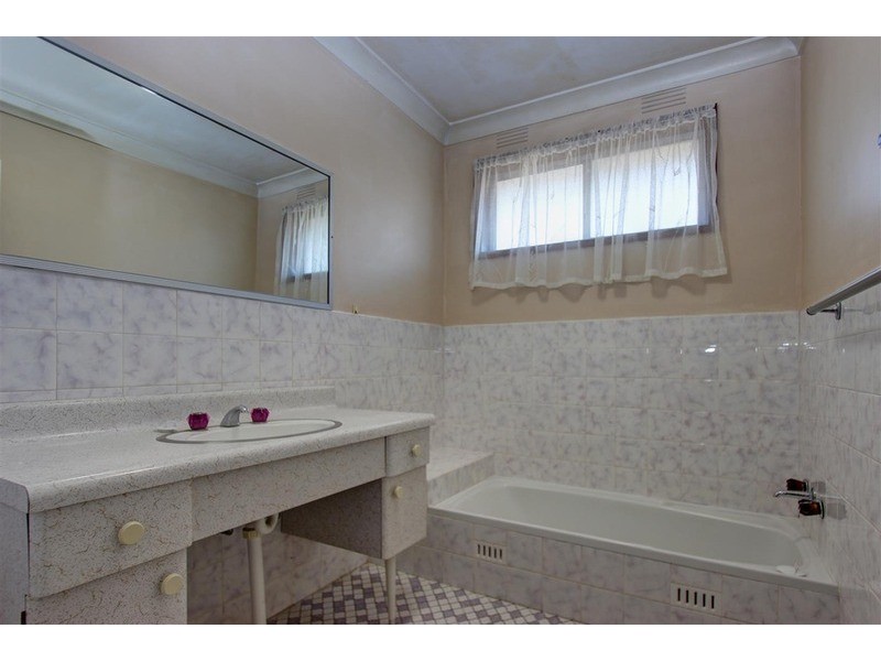 4 Fraser Street, Mount Austin NSW 2650