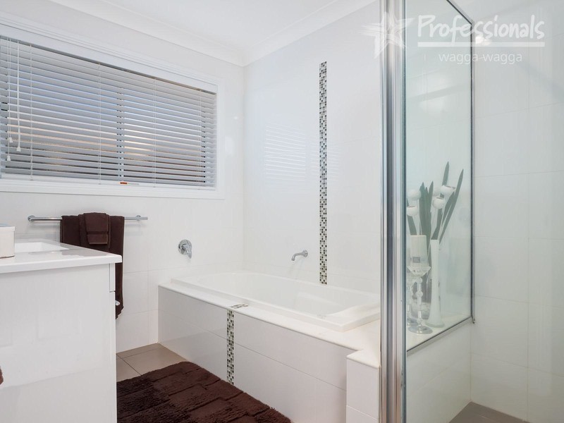 6 Birri Place, Glenfield Park NSW 2650