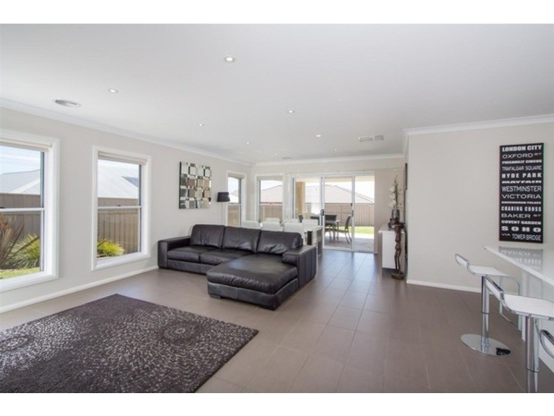71 Yarrawah Crescent, Wagga Wagga NSW 2650
