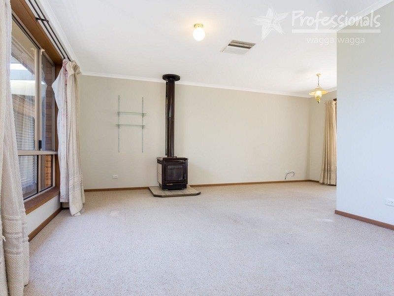 61 Cutler Avenue, Kooringal NSW 2650