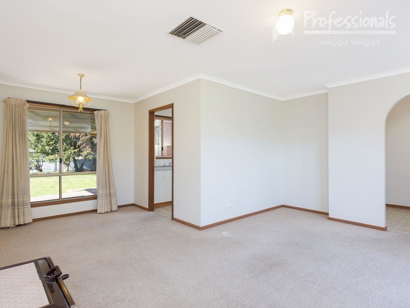 61 Cutler Avenue, Kooringal NSW 2650