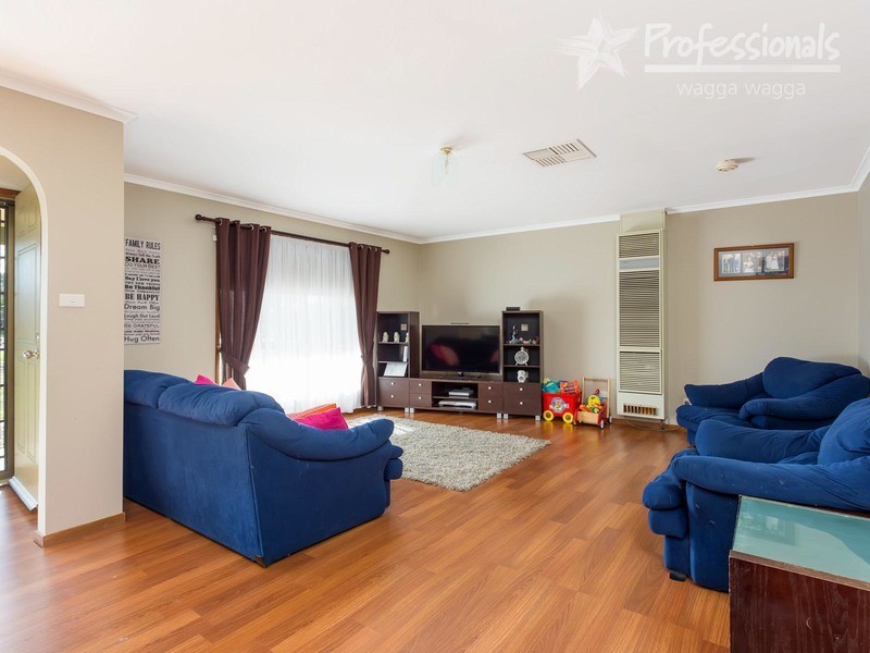 51 Vincent  Road, Lake Albert NSW 2650