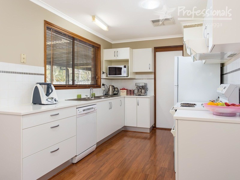 51 Vincent  Road, Lake Albert NSW 2650