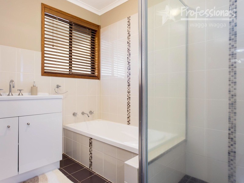 51 Vincent  Road, Lake Albert NSW 2650