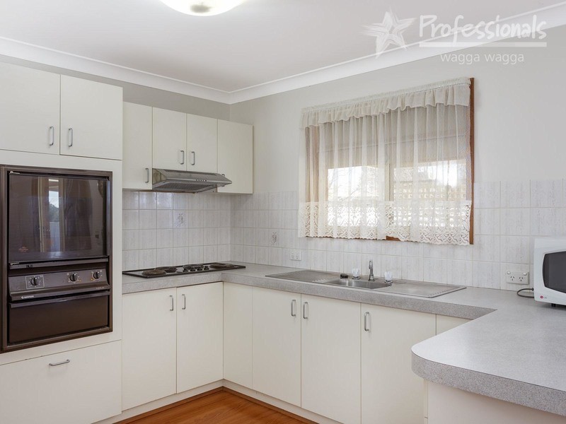 4 Lockett  Place, Wagga Wagga NSW 2650