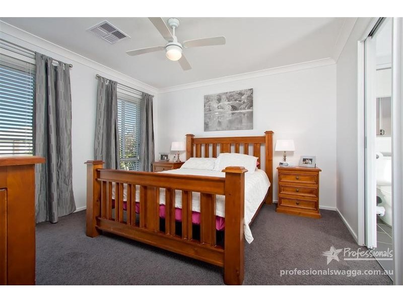 16 Dundale Crescent, Estella NSW 2650