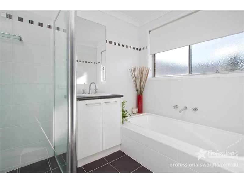 16 Dundale Crescent, Estella NSW 2650