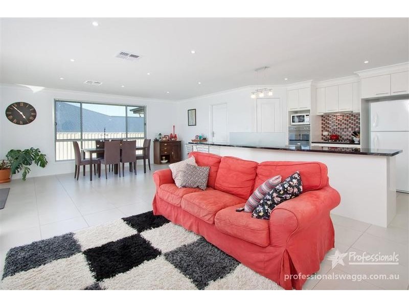 16 Dundale Crescent, Estella NSW 2650