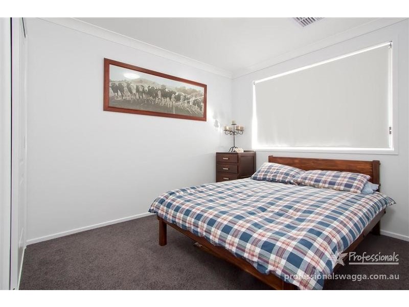 16 Dundale Crescent, Estella NSW 2650
