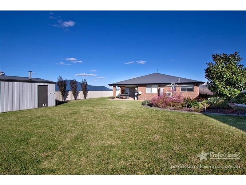 16 Dundale Crescent, Estella NSW 2650