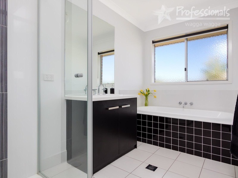 51 Willowtree Place, Wagga Wagga NSW 2650