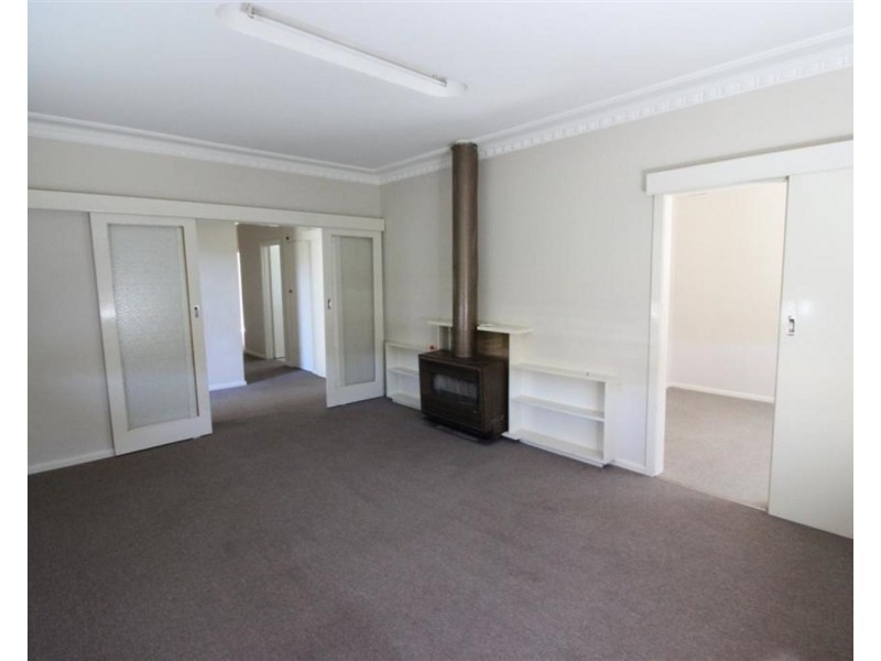 8 Essex Street, Mount Austin NSW 2650