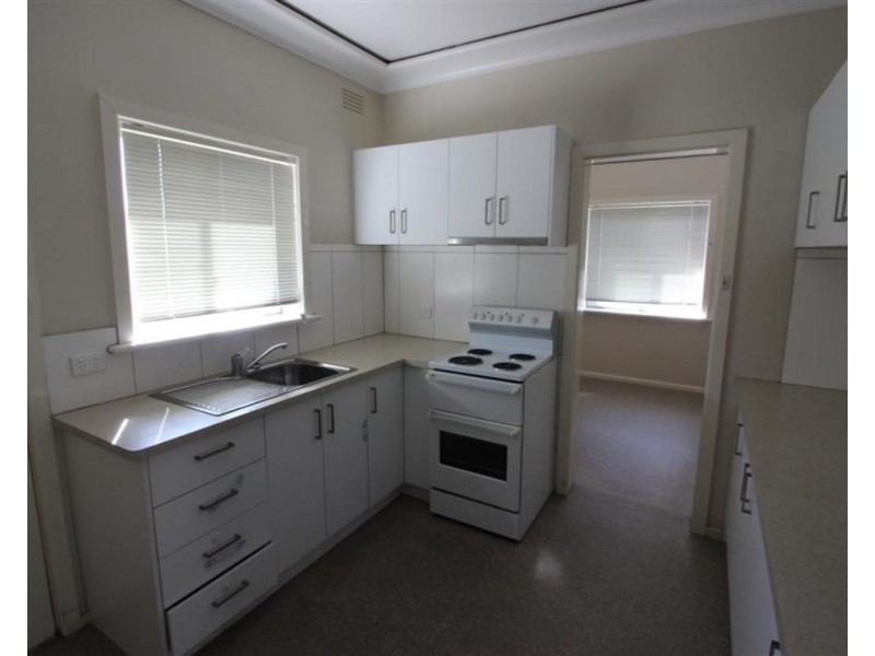 8 Essex Street, Mount Austin NSW 2650