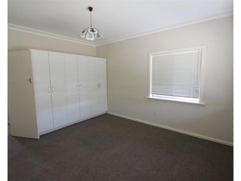 8 Essex Street, Mount Austin NSW 2650