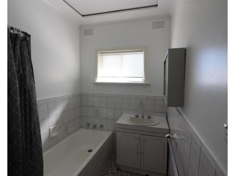 8 Essex Street, Mount Austin NSW 2650