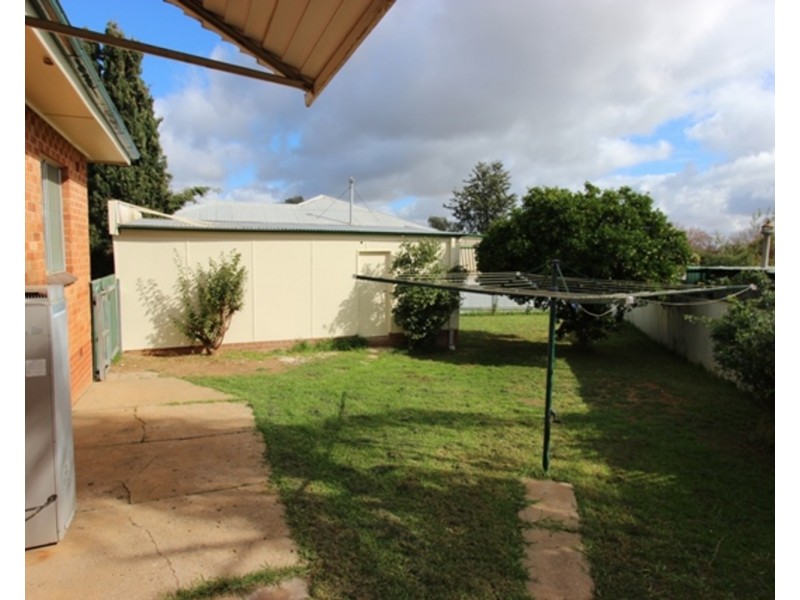 8 Essex Street, Mount Austin NSW 2650