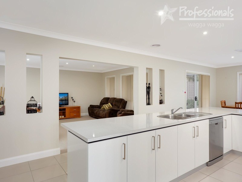 60 Stirling Boulevard, Wagga Wagga NSW 2650