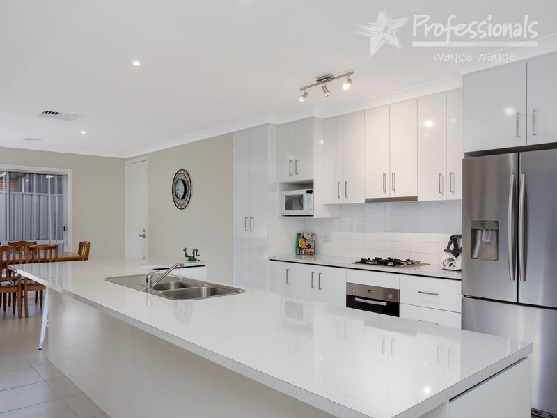 60 Stirling Boulevard, Wagga Wagga NSW 2650