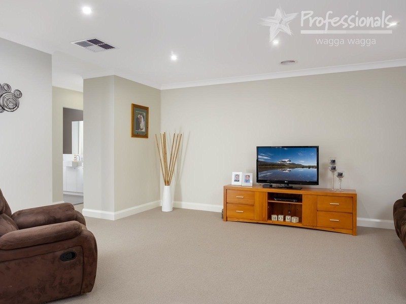 60 Stirling Boulevard, Wagga Wagga NSW 2650