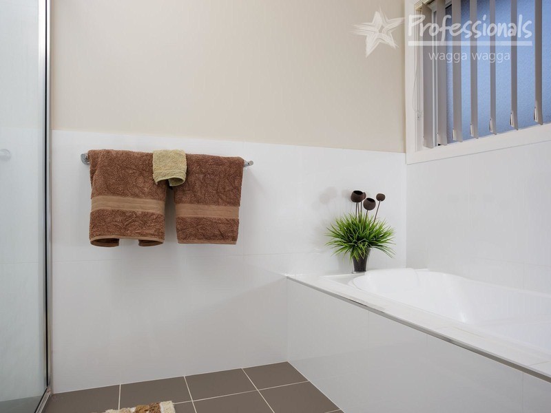 60 Stirling Boulevard, Wagga Wagga NSW 2650