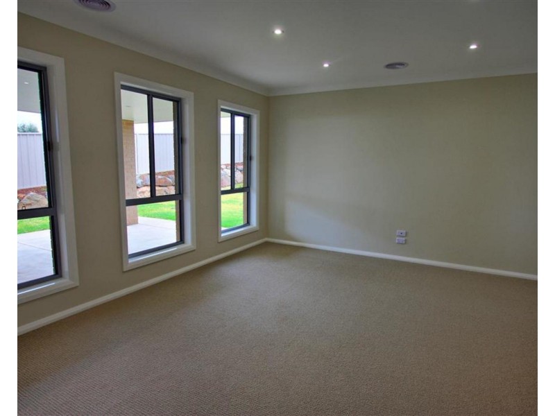 11 Burrundulla Street, Bourkelands NSW 2650