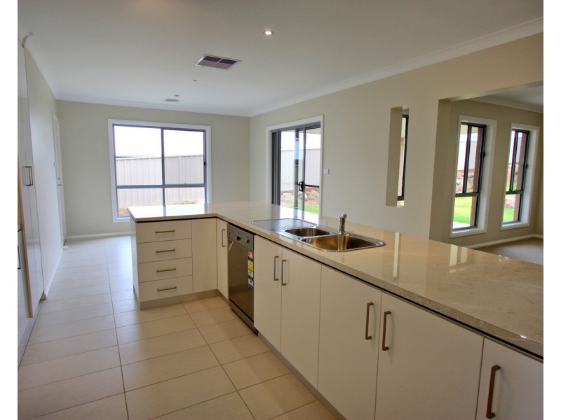 11 Burrundulla Street, Bourkelands NSW 2650