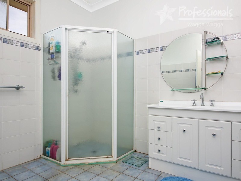 64 Inglis Street, Wagga Wagga NSW 2650