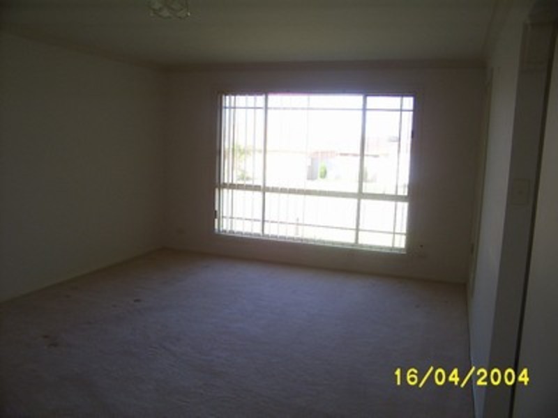 1/2 Wonkana Place, Glenfield Park NSW 2650