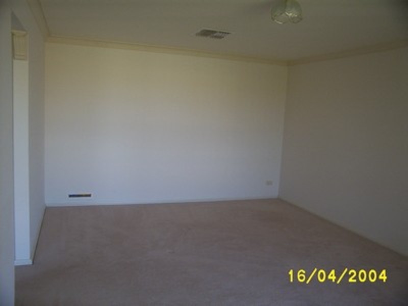 1/2 Wonkana Place, Glenfield Park NSW 2650