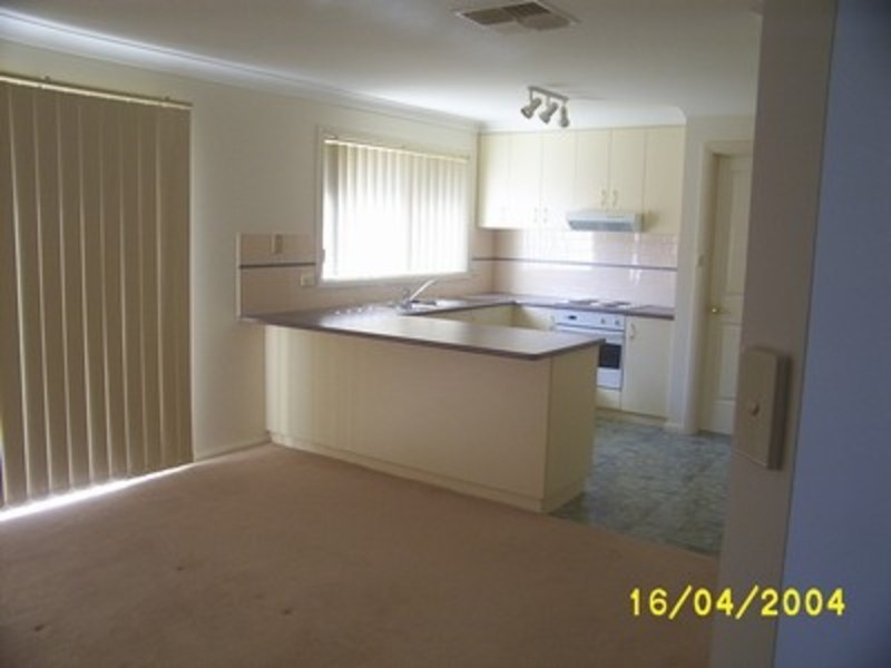 1/2 Wonkana Place, Glenfield Park NSW 2650