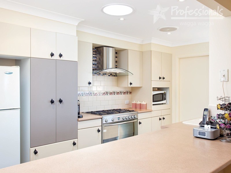 70  Simkin Crescent, Wagga Wagga NSW 2650