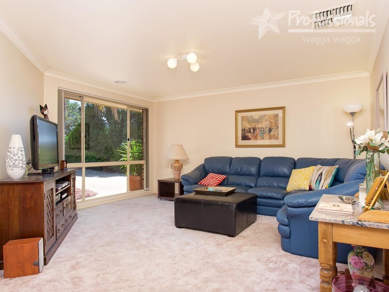 70  Simkin Crescent, Wagga Wagga NSW 2650
