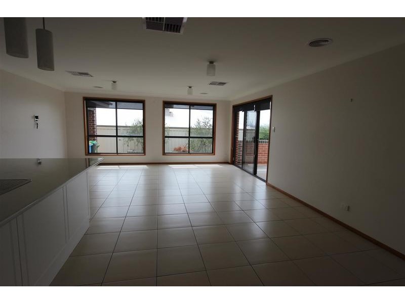 11 Tahara Crescent, Wagga Wagga NSW 2650