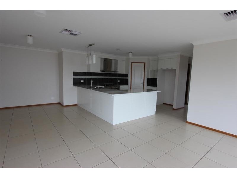 11 Tahara Crescent, Wagga Wagga NSW 2650