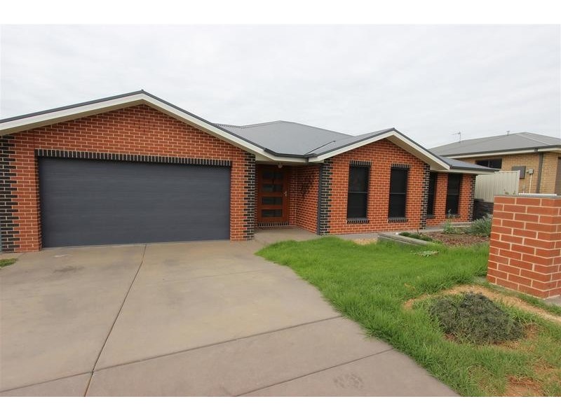 11 Tahara Crescent, Wagga Wagga NSW 2650