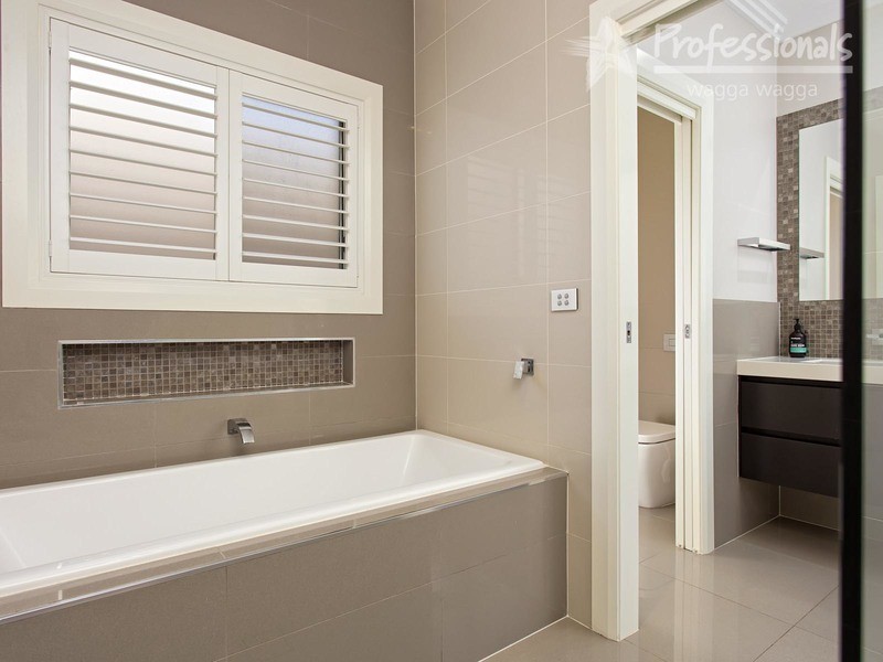 35 Brindabella Drive, Wagga Wagga NSW 2650