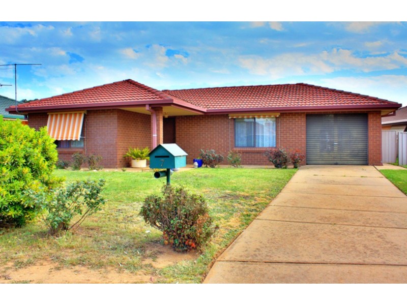 7 Lyons Crescent, Forest Hill NSW 2651