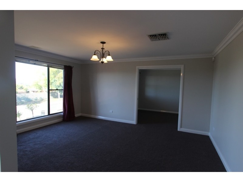 71 Simkin Crescent, Kooringal NSW 2650