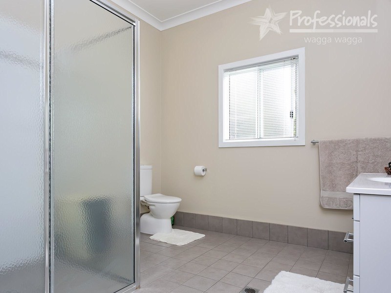 166 Mitchell Road, Wagga Wagga NSW 2650