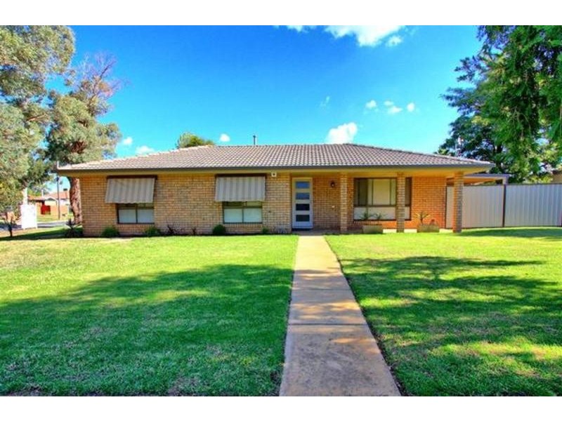 2 Nicholi Crescent, Wagga Wagga NSW 2650