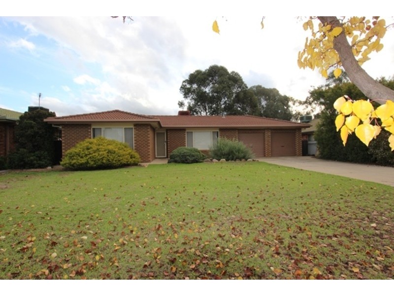 30 Balleroo Crescent, Glenfield Park NSW 2650